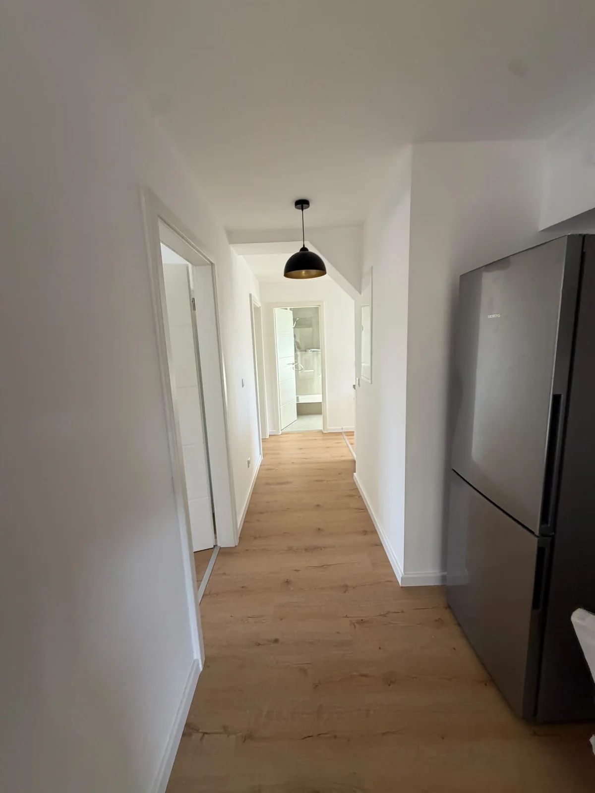 Heller renovierter Flur mit Boden in Holzoptik