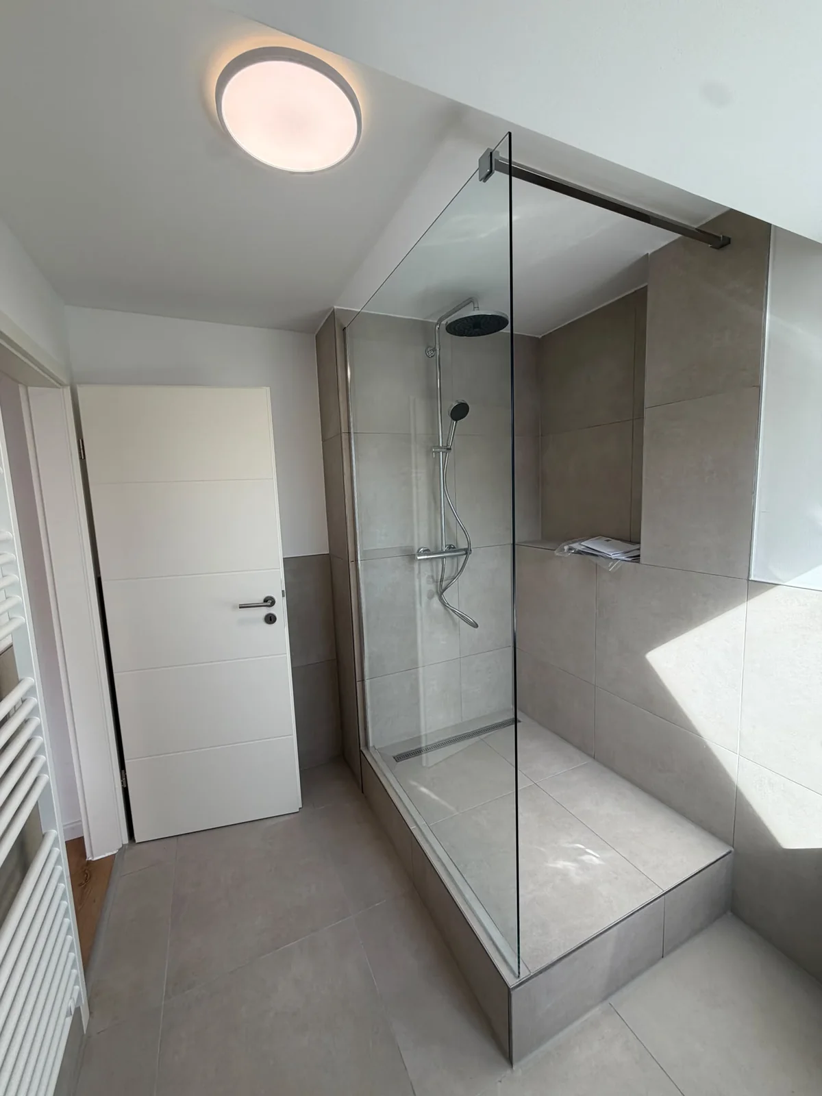 Renoviertes Dachgeschossbad mit Glasdusche